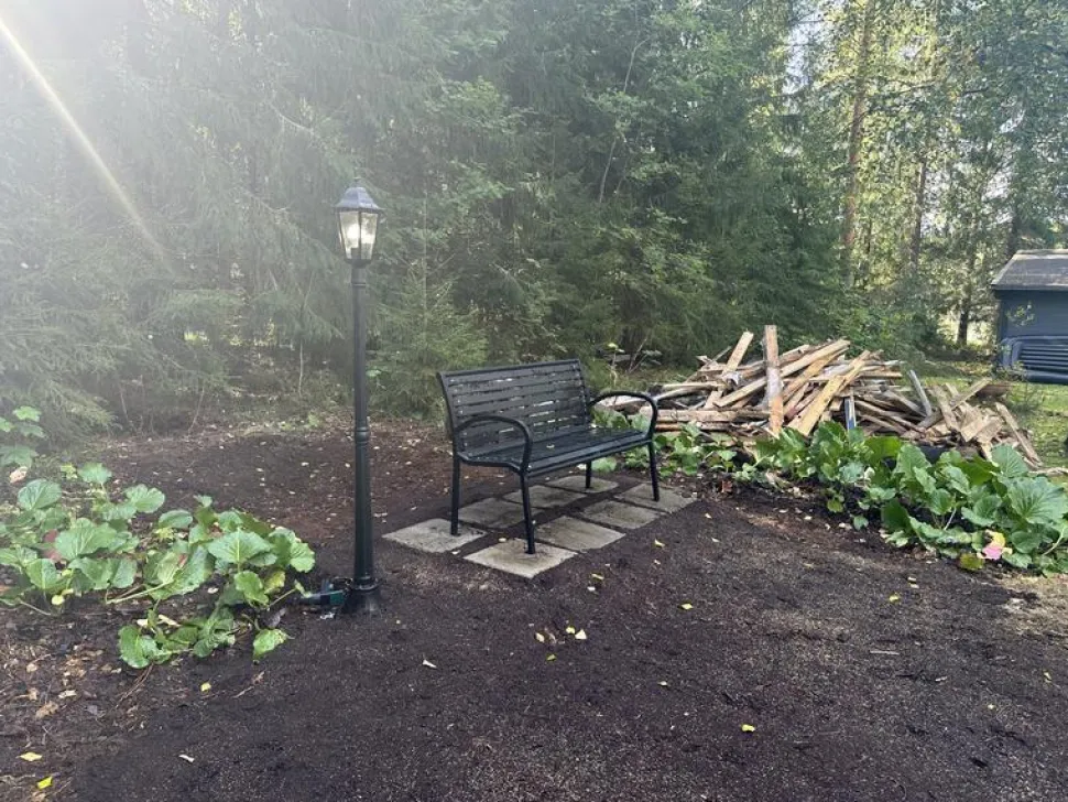 Puutarhapenkki 125 cm teräs ja puukomposiitti musta
